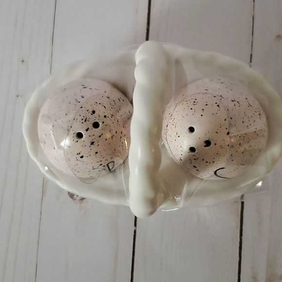 Rae dunn salt and pepper shaker - Picture 3 of 5